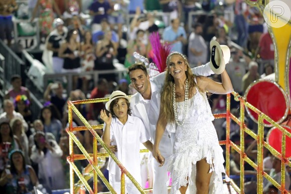 Ivete Sangalo fechou o desfile da Grande Rio ao lado do marido, Daniel Cady, e do filho, Marcelo, em cima de um carro alegórico