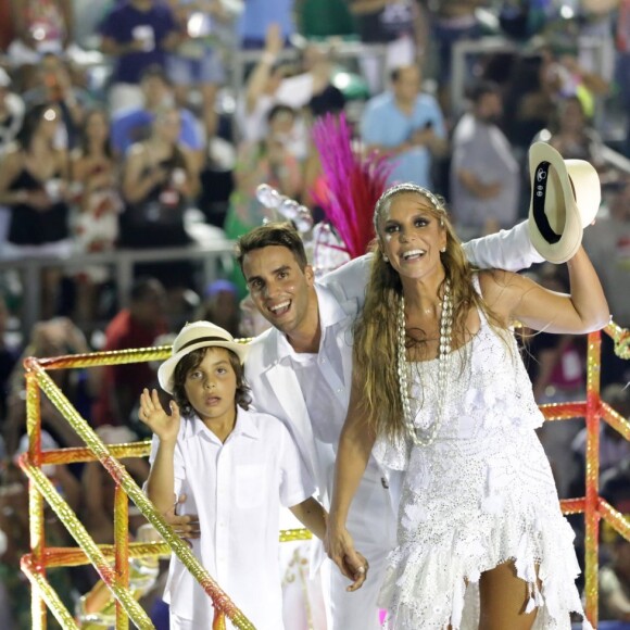 Ivete Sangalo fechou o desfile da Grande Rio ao lado do marido, Daniel Cady, e do filho, Marcelo, em cima de um carro alegórico