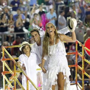 Ivete Sangalo fechou o desfile da Grande Rio ao lado do marido, Daniel Cady, e do filho, Marcelo, em cima de um carro alegórico na madrugada de segunda-feira, 27 de fevereiro de 2017