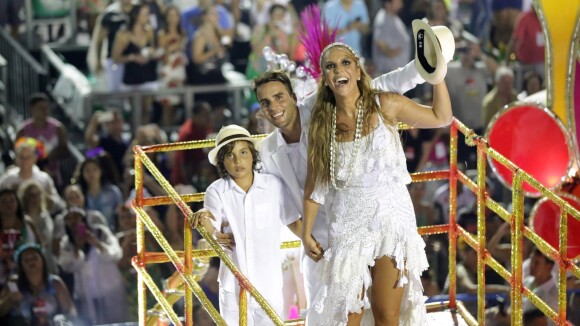 Ivete Sangalo encerra desfile da Grande Rio com marido e filho, Marcelo. Fotos!