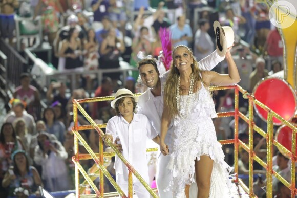 Ivete Sangalo fechou o desfile da Grande Rio ao lado do marido, Daniel Cady, e do filho, Marcelo, em cima de um carro alegórico