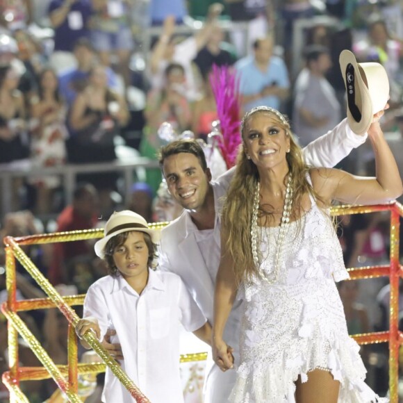 Ivete Sangalo fechou o desfile da Grande Rio ao lado do marido, Daniel Cady, e do filho, Marcelo, em cima de um carro alegórico