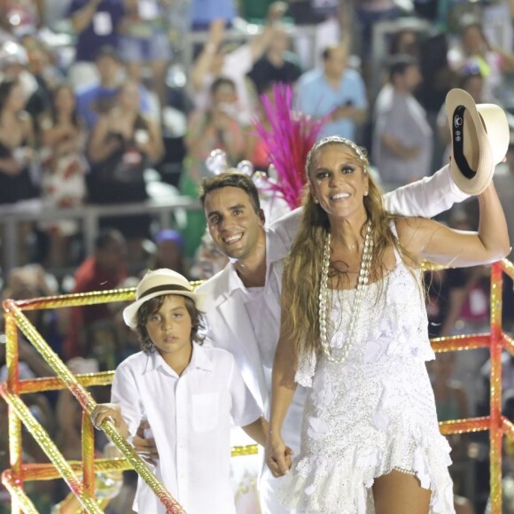 Ivete Sangalo ficou animada com a companhia do filho, Marcelo, de 7 anos: 'Ele dorme às oito horas, mas segurou a petequinha pra mamãe'