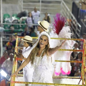 Ivete Sangalo fechou o desfile da Grande Rio ao lado do marido, Daniel Cady, e do filho, Marcelo, em cima de um carro alegórico