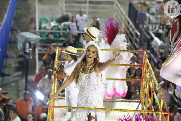 Ivete Sangalo fechou o desfile da Grande Rio ao lado do marido, Daniel Cady, e do filho, Marcelo, em cima de um carro alegórico