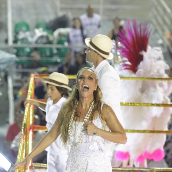 Ivete Sangalo se apresentou na comissão de frente e voltou para a Avenida com um astral contagiante cantando o samba da Grande Rio no último carro
