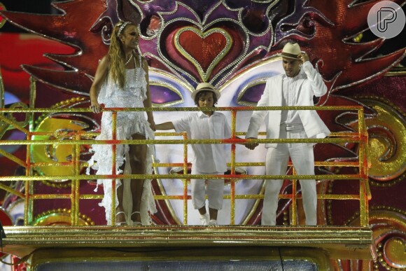 Ivete Sangalo não perdeu o pique no fim do desfile e seguiu cantando e se divertindo muito ao lado do marido, Daniel Cady, e do filho, Marcelo, de 7 anos, em cima do carro