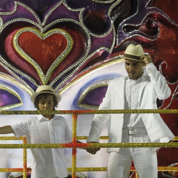 Ivete Sangalo não perdeu o pique no fim do desfile e seguiu cantando e se divertindo muito ao lado do marido, Daniel Cady, e do filho, Marcelo, de 7 anos, em cima do carro