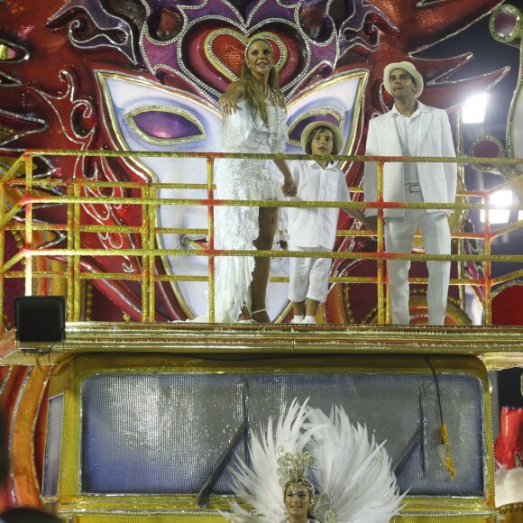 Ivete Sangalo não perdeu o pique no fim do desfile e seguiu cantando e se divertindo muito ao lado do marido, Daniel Cady, e do filho, Marcelo, de 7 anos, em cima do carro