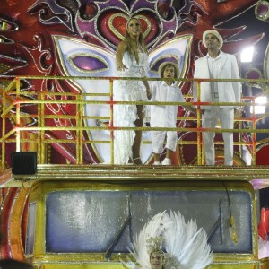 Ivete Sangalo não perdeu o pique no fim do desfile e seguiu cantando e se divertindo muito ao lado do marido, Daniel Cady, e do filho, Marcelo, de 7 anos, em cima do carro