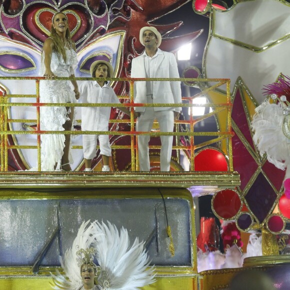 Ivete Sangalo não perdeu o pique no fim do desfile e seguiu cantando e se divertindo muito ao lado do marido, Daniel Cady, e do filho, Marcelo, de 7 anos, em cima do carro