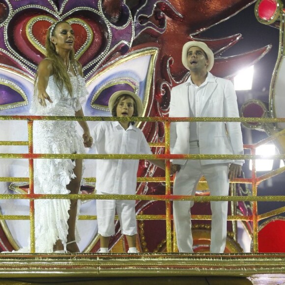 Ivete Sangalo não perdeu o pique no fim do desfile e seguiu cantando e se divertindo muito ao lado do marido, Daniel Cady, e do filho, Marcelo, de 7 anos, em cima do carro