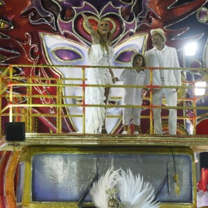 Ivete Sangalo não perdeu o pique no fim do desfile e seguiu cantando e se divertindo muito ao lado do marido, Daniel Cady, e do filho, Marcelo, de 7 anos, em cima do carro