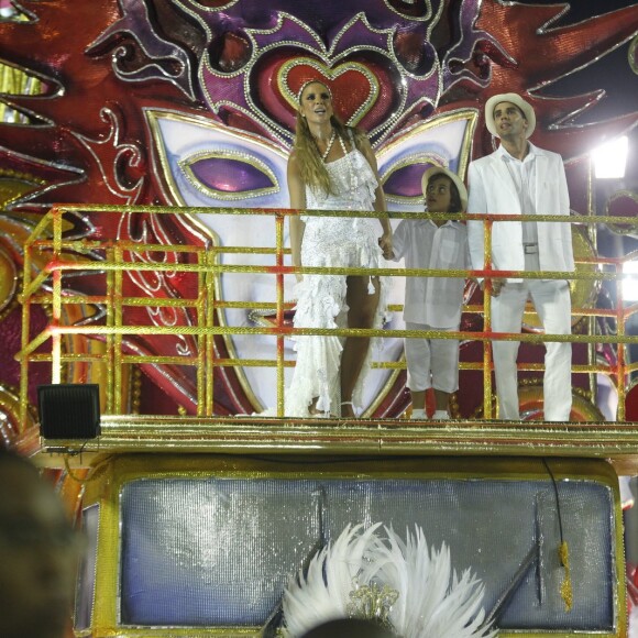 Ivete Sangalo não perdeu o pique no fim do desfile e seguiu cantando e se divertindo muito ao lado do marido, Daniel Cady, e do filho, Marcelo, de 7 anos, em cima do carro