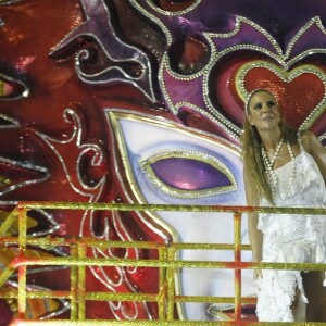 Ivete Sangalo não perdeu o pique no fim do desfile e seguiu cantando e se divertindo muito ao lado do marido, Daniel Cady, e do filho, Marcelo, de 7 anos, em cima do carro