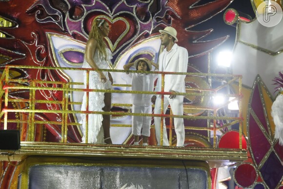Ivete Sangalo não perdeu o pique no fim do desfile e seguiu cantando e se divertindo muito ao lado do marido, Daniel Cady, e do filho, Marcelo, de 7 anos, em cima do carro