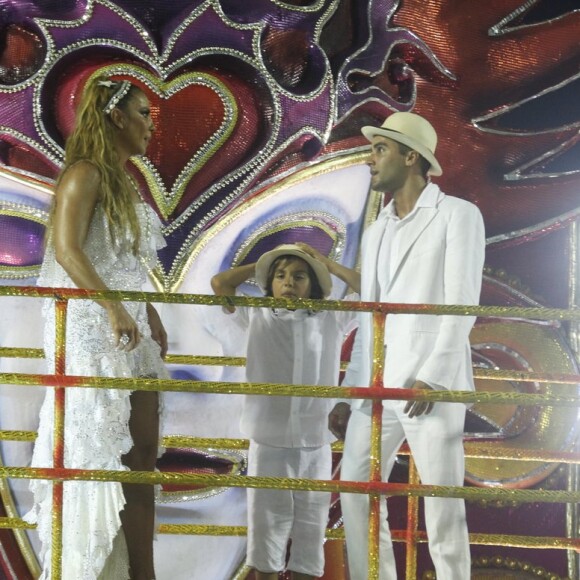 Ivete Sangalo não perdeu o pique no fim do desfile e seguiu cantando e se divertindo muito ao lado do marido, Daniel Cady, e do filho, Marcelo, de 7 anos, em cima do carro
