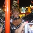 Xuxa Meneghel deixa bumbum à mostra em look fio-dental na Sapucaí. Fotos!