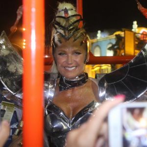 Xuxa Meneghel brilha com look metalizado durante desfile da Grande Rio, na Sapucaí, na madrugada desta segunda-feira, 27 de fevereiro de 2017