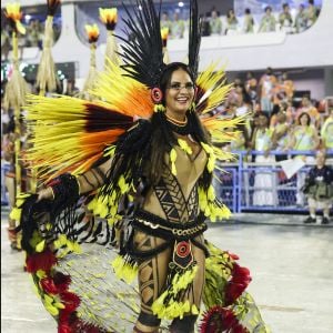 Luiza Brunet veio representando uma índia na tribo dos povos do Xingu no desfile da Imperatriz Leopoldinense na madrugada desta segunda-feira, 27 de fevereiro de 2017