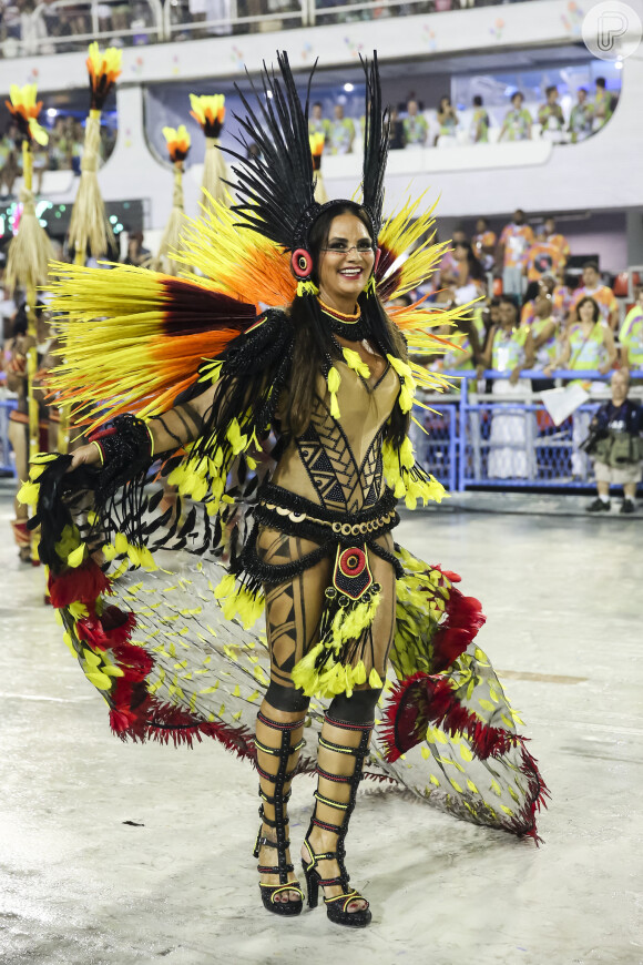 Luiza Brunet veio representando uma índia na tribo dos povos do Xingu no desfile da Imperatriz Leopoldinense na madrugada desta segunda-feira, 27 de fevereiro de 2017
