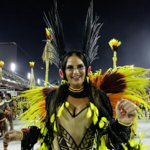 Luiza Brunet veio representando uma índia na tribo dos povos do Xingu no desfile da Imperatriz Leopoldinense