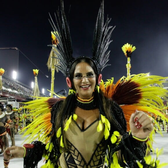 Luiza Brunet veio representando uma índia na tribo dos povos do Xingu no desfile da Imperatriz Leopoldinense