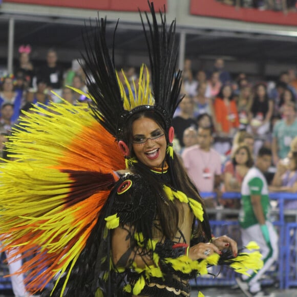 Luiza Brunet veio representando uma índia na tribo dos povos do Xingu no desfile da Imperatriz Leopoldinense