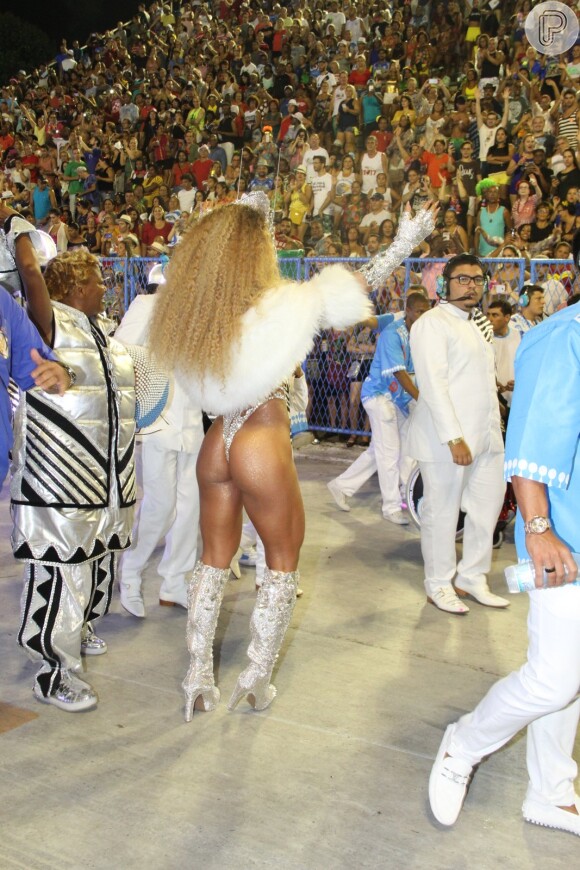 Sabrina Sato exibe bumbum durinho em maiô supercavado durante desfile da Unidos de Vila Isabel, na Marquês de Sapucaí, na madrugada desta segunda-feira, 27 de fevereiro de 2017