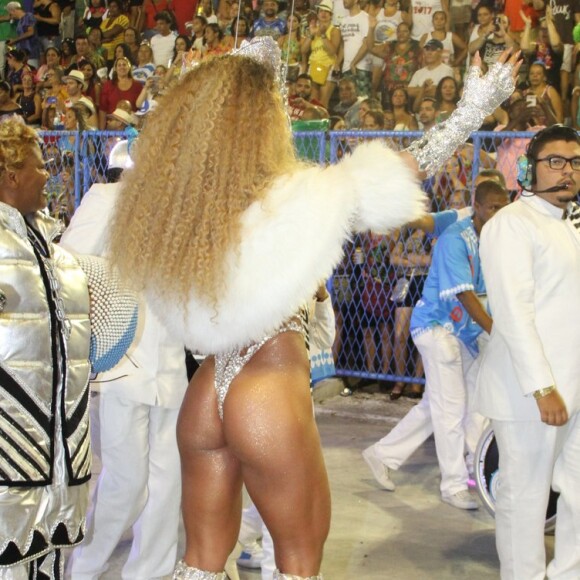 Sabrina Sato exibe bumbum durinho em maiô supercavado durante desfile da Unidos de Vila Isabel, na Marquês de Sapucaí, na madrugada desta segunda-feira, 27 de fevereiro de 2017