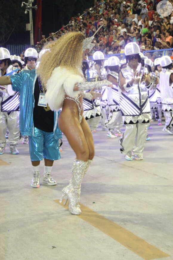 Sabrina Sato exibe bumbum durinho em maiô supercavado durante desfile da Unidos de Vila Isabel, na Marquês de Sapucaí, na madrugada desta segunda-feira, 27 de fevereiro de 2017