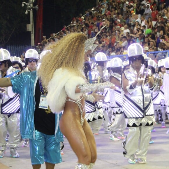 Sabrina Sato exibe bumbum durinho em maiô supercavado durante desfile da Unidos de Vila Isabel, na Marquês de Sapucaí, na madrugada desta segunda-feira, 27 de fevereiro de 2017