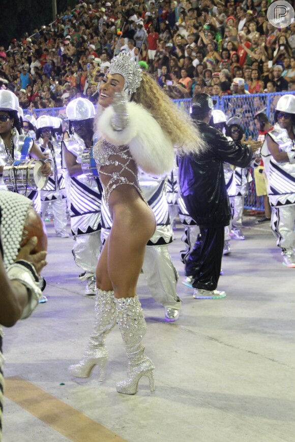 Sabrina Sato exibe bumbum durinho em maiô supercavado durante desfile da Unidos de Vila Isabel, na Marquês de Sapucaí, na madrugada desta segunda-feira, 27 de fevereiro de 2017