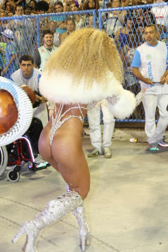 Sabrina Sato exibe bumbum durinho em maiô supercavado durante desfile da Unidos de Vila Isabel, na Marquês de Sapucaí, na madrugada desta segunda-feira, 27 de fevereiro de 2017