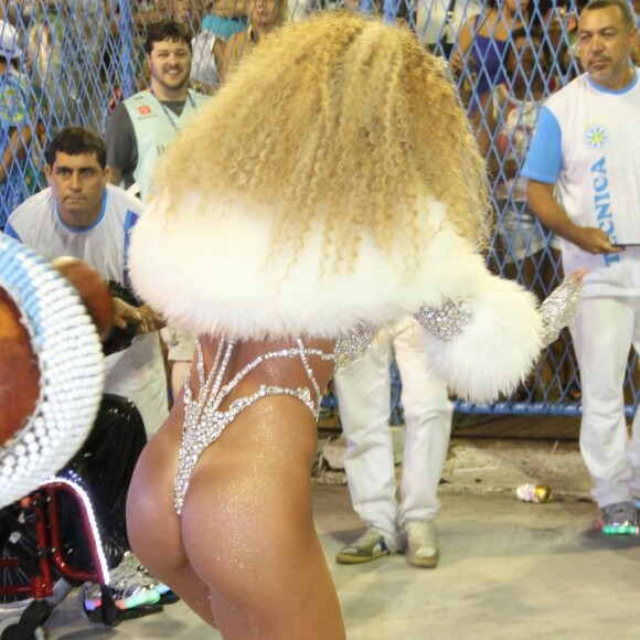 Sabrina Sato exibe bumbum durinho em maiô supercavado durante desfile da Unidos de Vila Isabel, na Marquês de Sapucaí, na madrugada desta segunda-feira, 27 de fevereiro de 2017