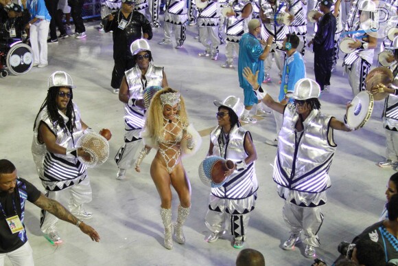 Sabrina Sato, rainha de bateria da Vila Isabel, evolui na Sapucaí com fantasia de funkeira