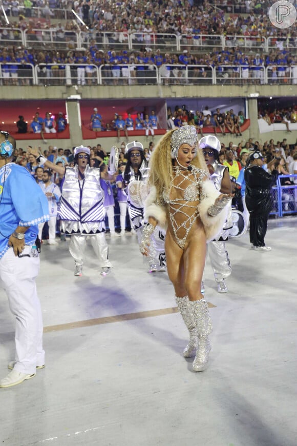 Sabrina Sato, rainha de bateria da Vila Isabel, evolui na Sapucaí com fantasia de funkeira