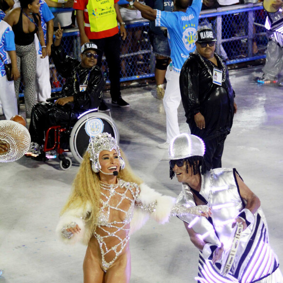 Sabrina Sato, rainha de bateria da Vila Isabel, evolui na Sapucaí com fantasia de funkeira