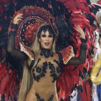 Nicole Bahls sofre torção no tornozelo e desfila mancando em carnaval na Sapucaí