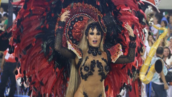 Nicole Bahls sofre torção no tornozelo e desfila mancando em carnaval na Sapucaí