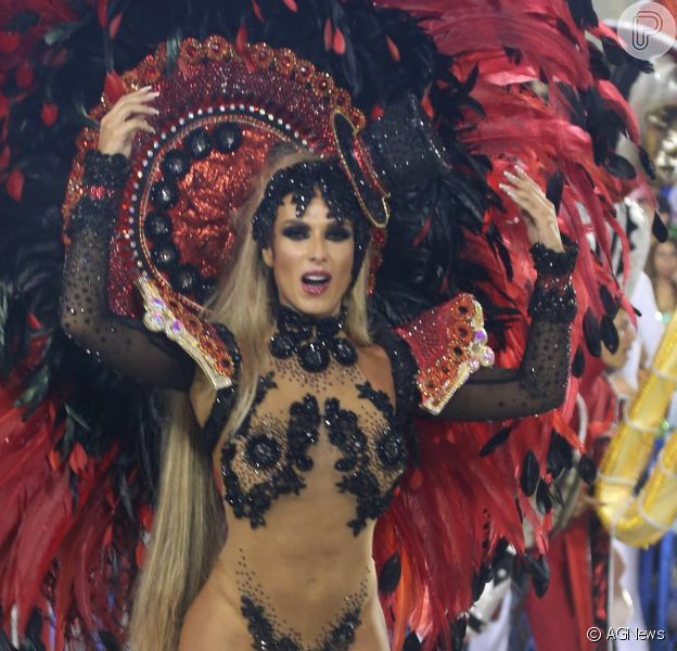 Nicole Bahls sofre torção no tornozelo e desfila mancando em carnaval na Sapucaí - Purepeople