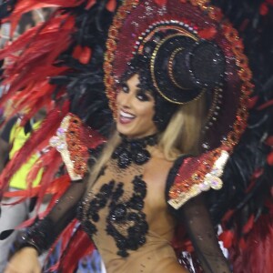 Mesmo mancando e sentindo muitas dores, Nicole Bahls desfilou até o final