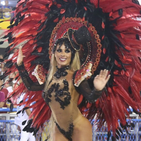 Nicole Bahls torceu o pé ao desfilar pela Unidos de Vila Isabel, na madrugada desta segunda-feira, 27 de fevereiro de 2017