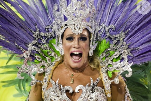 Susana Vieira usou a fantasia Luminosa Mãe D'Água no desfile da Grande Rio, no final da noite deste domingo, 26 de fevereiro de 2017