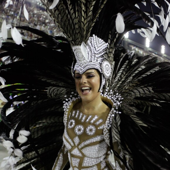 Rainha de bateria da Grande Rio, Paloma Bernardi representou a deusa do Timbau no enredo que prestou homenagem à Ivete Sangalo