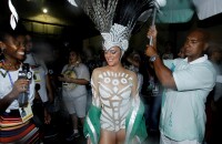 Paloma Bernardi desfila como rainha de bateria da grande Rio na madrugada desta segunda-feira (27), pela segunda vez. Confira entrevista no vídeo!