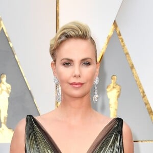 Charlize Theron de Christian Dior Alta-Costura da coleção de Verão 2017 na 89ª edição do Oscar, em Los Angeles, na Califórnia, realizada na noite deste domingo, 26 de fevereiro de 2017