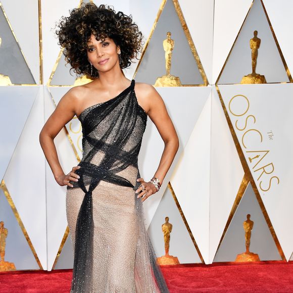 Halle Berry de Atelier Versace Alta-Costura Verão 2017 na 89ª edição do Oscar, em Los Angeles, na Califórnia, realizada na noite deste domingo, 26 de fevereiro de 2017