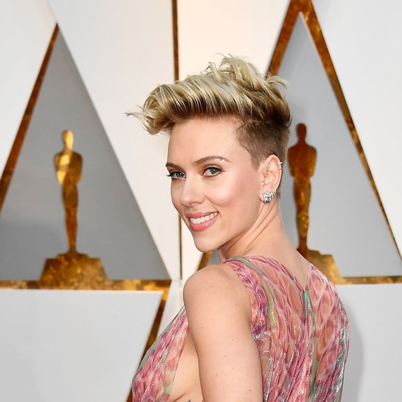 Scarlett Johansson de Azzedine Alaïa na 89ª edição do Oscar, em Los Angeles, na Califórnia, realizada na noite deste domingo, 26 de fevereiro de 2017