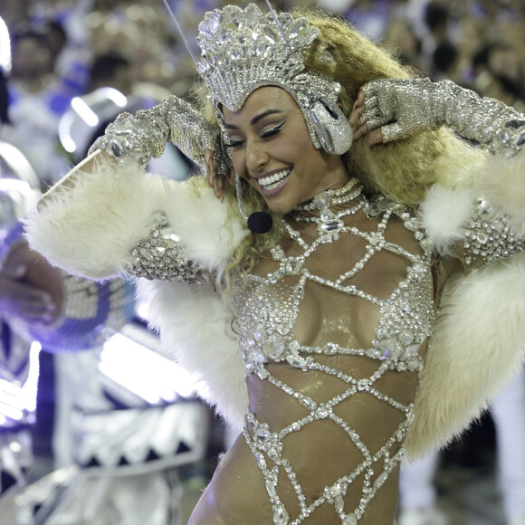 Sabrina Sato desfilou na Sapucaí pela escola Vila Isabel na madrugada desta segunda-feira (27/02) e garantiu não fazer jejum antes de entrar na Avenida: 'Mito'